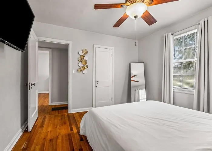 East Hill Manor With 2 Kitchens Near & Downtwn Pensacola