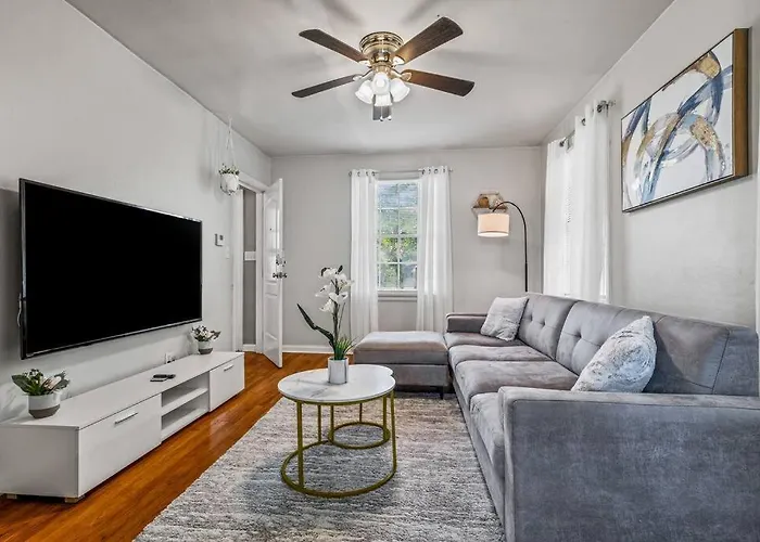 Villa East Hill Manor With 2 Kitchens Near & Downtwn Pensacola