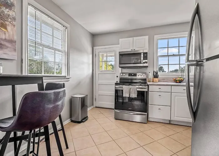 East Hill Manor With 2 Kitchens Near & Downtwn *