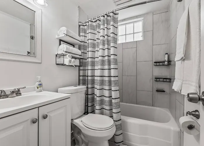 East Hill Manor With 2 Kitchens Near & Downtwn Pensacola