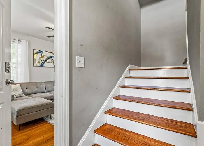 East Hill Manor With 2 Kitchens Near & Downtwn