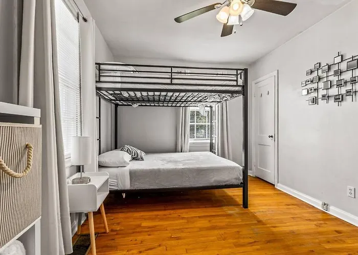 East Hill Manor With 2 Kitchens Near & Downtwn Villa
