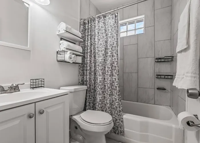 Villa East Hill Manor With 2 Kitchens Near & Downtwn Pensacola