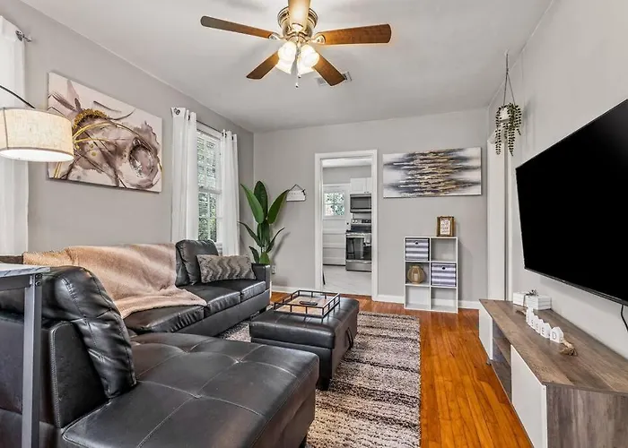 East Hill Manor With 2 Kitchens Near & Downtwn