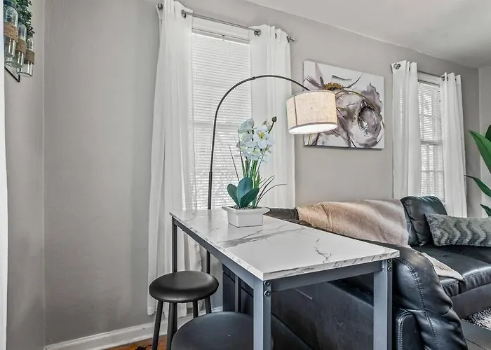 East Hill Manor With 2 Kitchens Near & Downtwn Villa *