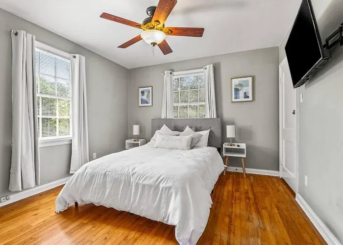 East Hill Manor With 2 Kitchens Near & Downtwn Villa *
