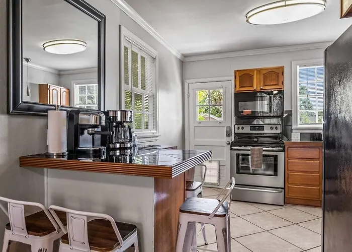 East Hill Manor With 2 Kitchens Near & Downtwn Villa Pensacola