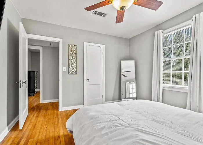 East Hill Manor With 2 Kitchens Near & Downtwn Pensacola