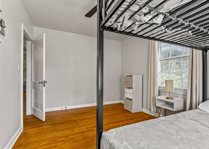 East Hill Manor With 2 Kitchens Near & Downtwn