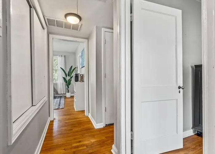 East Hill Manor With 2 Kitchens Near & Downtwn *