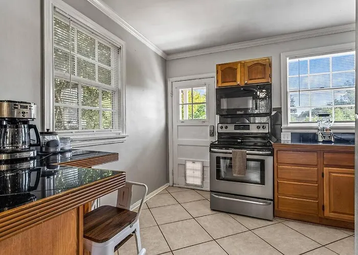 East Hill Manor With 2 Kitchens Near & Downtwn Pensacola