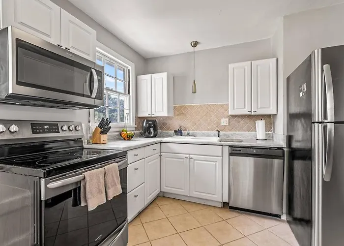 East Hill Manor With 2 Kitchens Near & Downtwn
