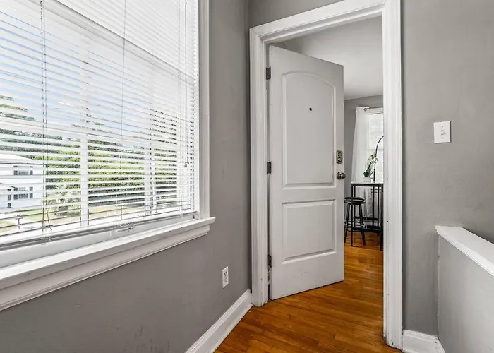 East Hill Manor With 2 Kitchens Near & Downtwn Villa