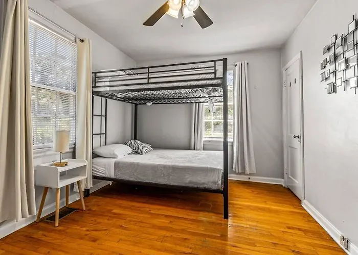 East Hill Manor With 2 Kitchens Near & Downtwn *