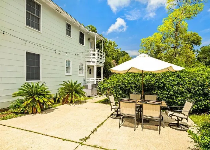 East Hill Manor With 2 Kitchens Near & Downtwn Villa